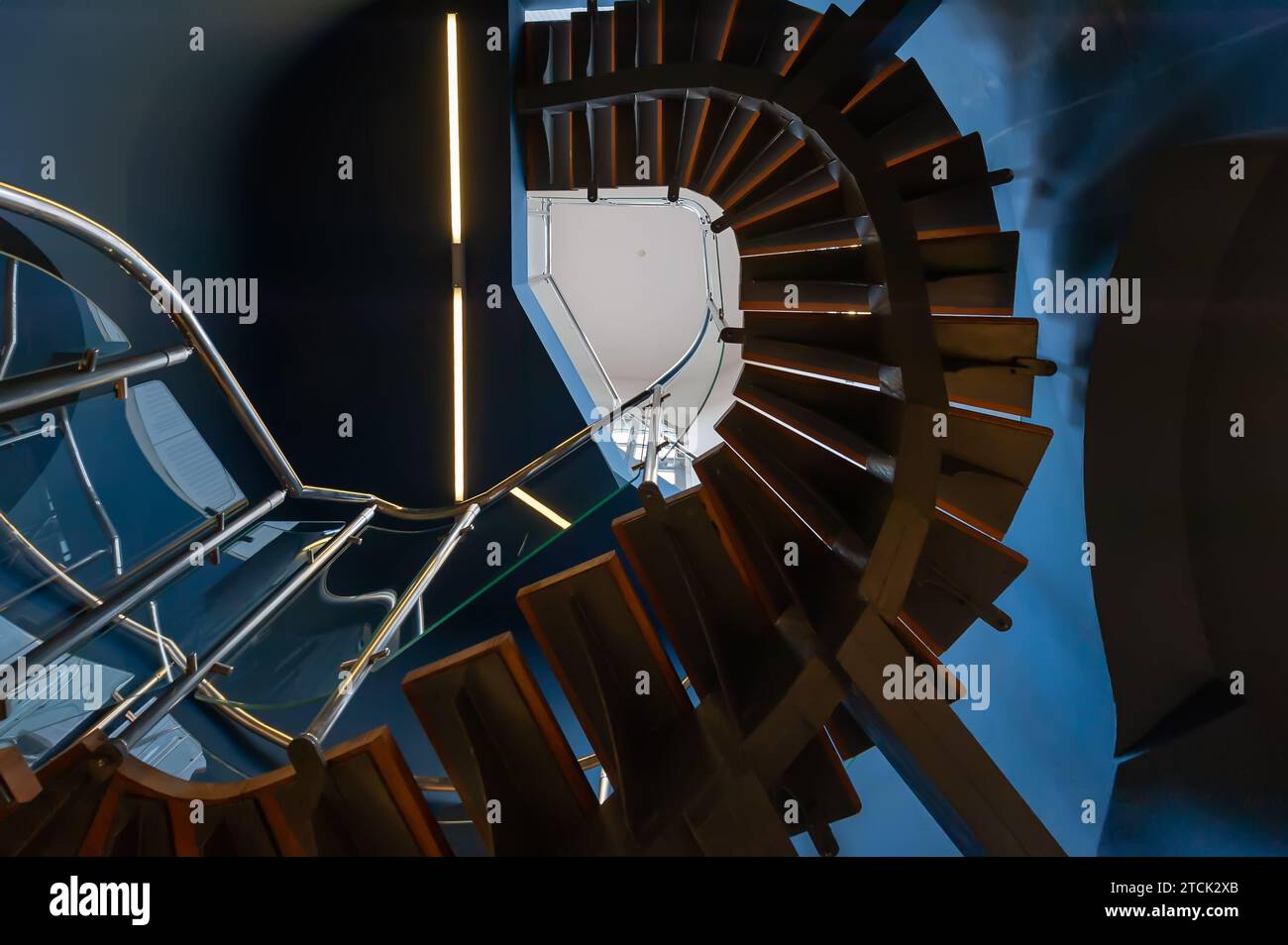 Vue vers le haut de l'escalier courbe depuis son bas Banque D'Images