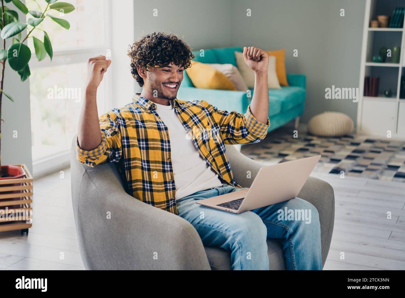 Photo de Glad positive Nice homme employeur hr recruteur réjouissez-vous trouver le candidat employé célébrer le succès à l'intérieur Banque D'Images