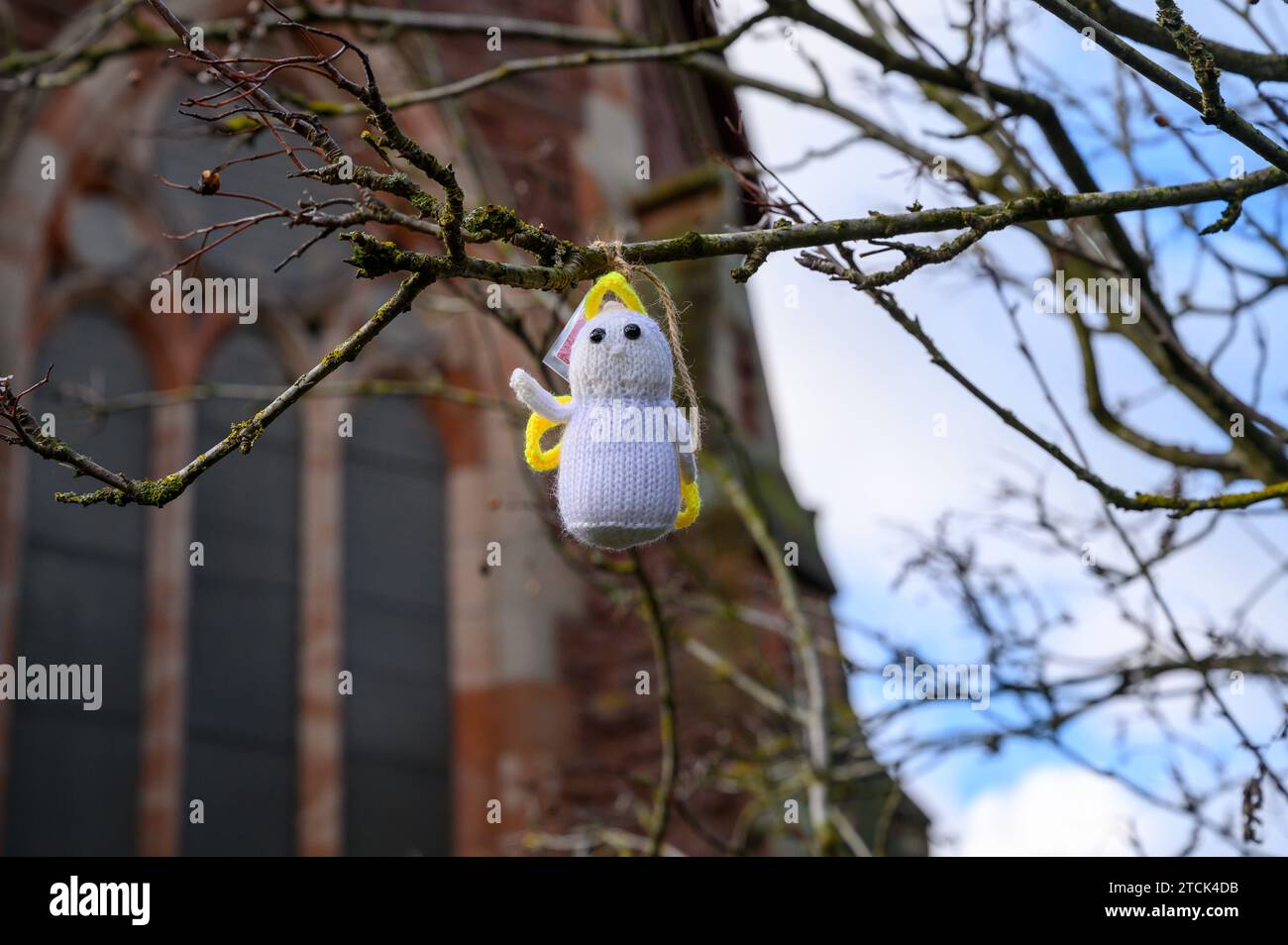 Don d'anges tricotés dans un arbre à l'extérieur d'une église offert gratuitement aux passants. Fait partie d'une initiative des Églises de la Trinité dans le Shropshire. Banque D'Images
