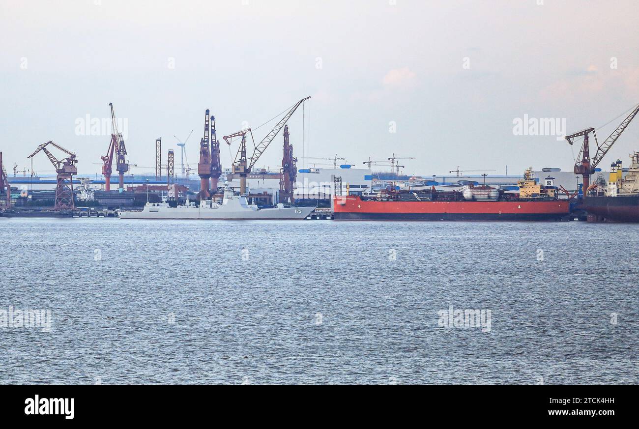 Manille, Philippines. 13 décembre 2023 : le destroyer chinois Changsha 173, l'un des deux navires militaires chinois et garde-côtes qui ont encerclé le MV Kapitan Felix Oca, navire de tête du convoi de Noël dans la mer des Philippines occidentales, une mission dirigée par des civils atin Ito qui vise à répandre la joie de Noël en remettant des cadeaux aux soldats philippins stationnés dans des territoires contestés comme Ayungin Shoal, PATAg ou Lawak du groupe d'îles Kalayaan à Palawan. La mission pH est annulée. Nouvelles tensions entre Pékin et Manille sur sa souveraineté dans ses eaux territoriales.crédit : Kevin Izorce/Alamy Live News Banque D'Images