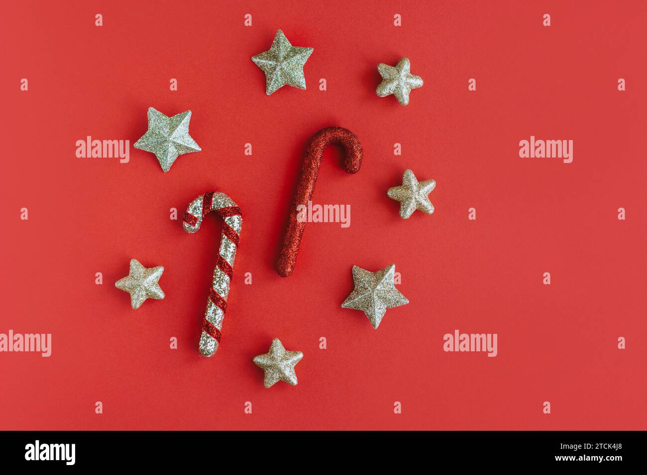 Ornements étincelants de Noël sur un fond rouge. Concept de vacances. Placer pour le texte. Banque D'Images