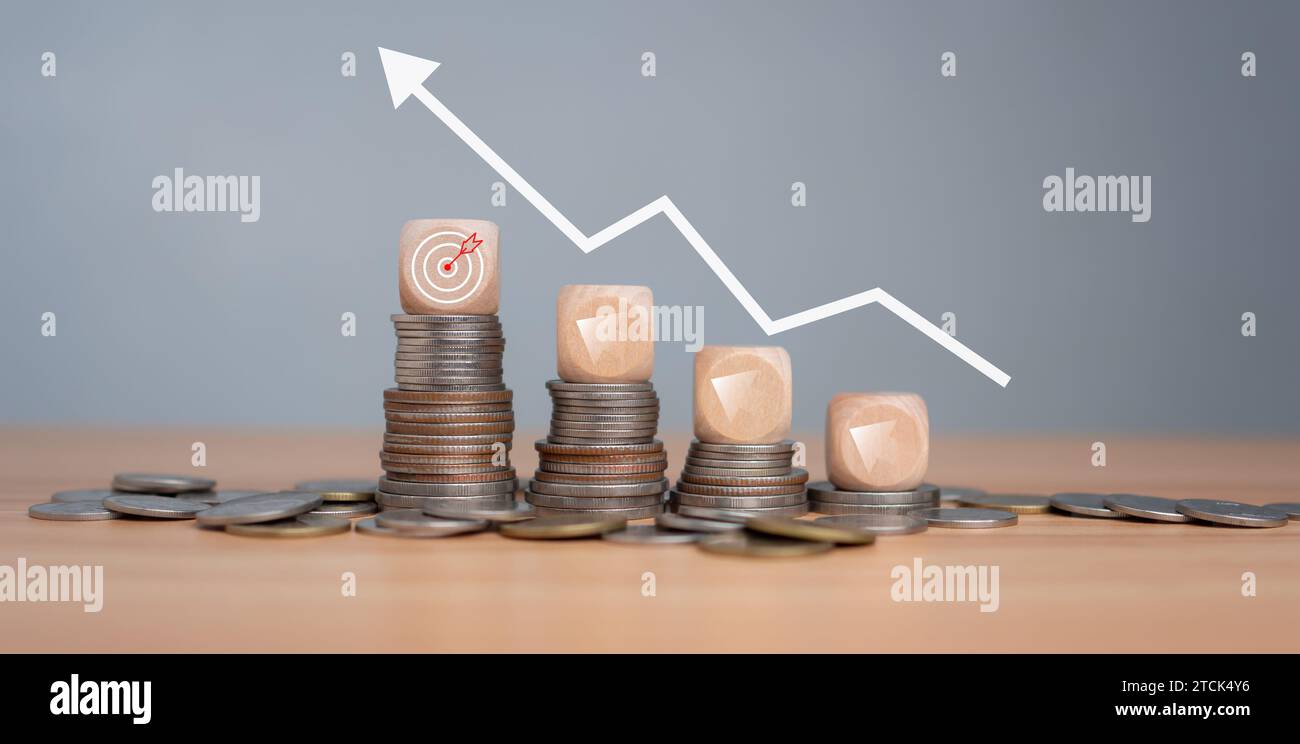Concept d'inflation, flèche graphique blanche, économie mondiale et contrôle de l'inflation, gestion de l'argent et du budget, fléchettes sur un cube en bois avec rangée de coi Banque D'Images