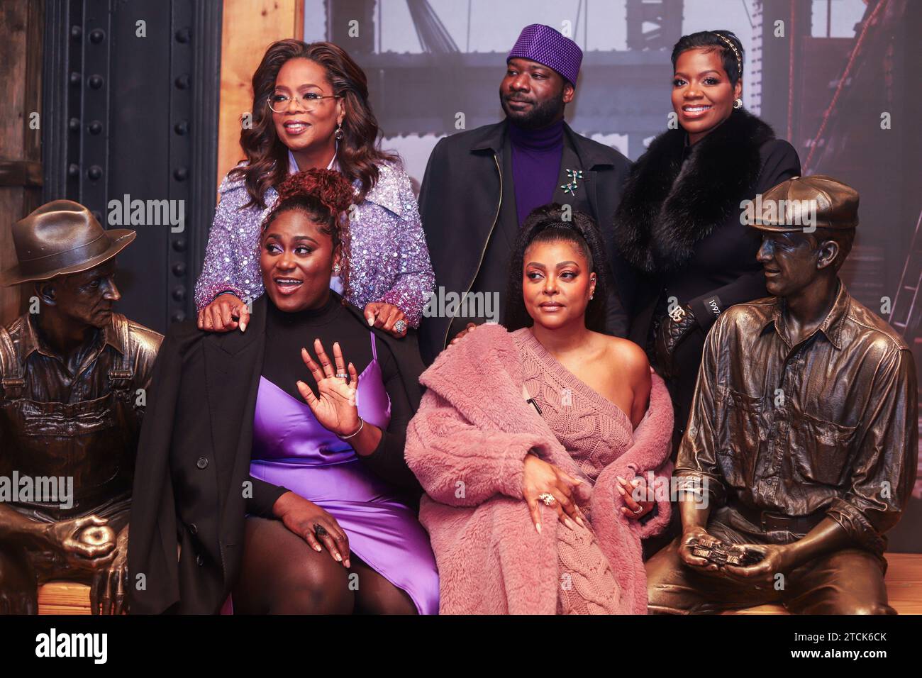 New York, États-Unis. 12 décembre 2023. MANHATTAN, NEW YORK CITY, NEW YORK, USA - DÉCEMBRE 12 : Danielle Brooks, Blitz Bazawule, Fantasia Barrino, Taraji P. Henson et Oprah Winfrey sont présents dans le rôle d'Oprah Winfrey et de la distribution de Warner Bros. 'The Color Purple' allume le VIOLET DE l'Empire State Building pour célébrer la sortie du film de 2023 le 12 décembre 2023 à Manhattan, New York City, New York, États-Unis. (Photo Jordan Hinton/image Press Agency) crédit : image Press Agency/Alamy Live News Banque D'Images