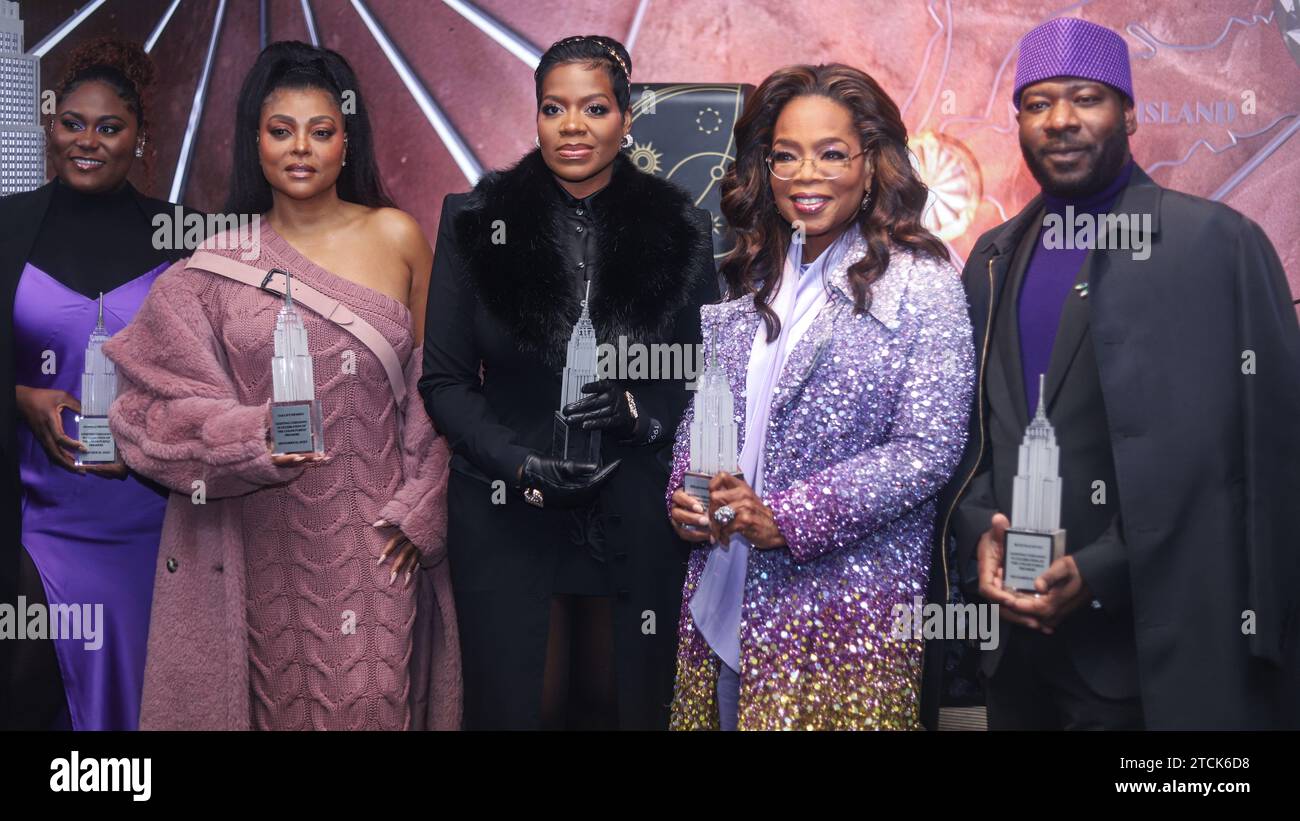 New York, États-Unis. 12 décembre 2023. MANHATTAN, NEW YORK, NEW YORK, États-Unis - DÉCEMBRE 12 : Danielle Brooks, Taraji P. Henson, Fantasia Barrino, Oprah Winfrey et Blitz Bazawule sont présents dans le rôle d'Oprah Winfrey et des acteurs de Warner Bros. 'The Color Purple' allume le VIOLET DE l'Empire State Building pour célébrer la sortie du film de 2023 le 12 décembre 2023 à Manhattan, New York City, New York, États-Unis. (Photo Jordan Hinton/image Press Agency) crédit : image Press Agency/Alamy Live News Banque D'Images