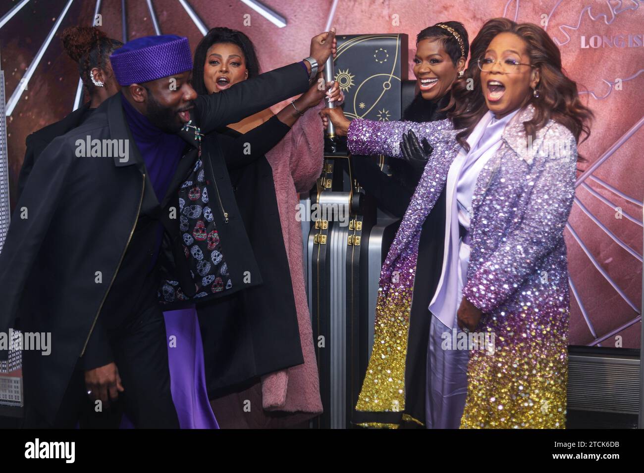 New York, États-Unis. 12 décembre 2023. MANHATTAN, NEW YORK CITY, NEW YORK, USA - DÉCEMBRE 12 : Blitz Bazawule, Danielle Brooks, Taraji P. Henson, Fantasia Barrino et Oprah Winfrey sont présents dans le rôle d'Oprah Winfrey et des acteurs de Warner Bros. 'The Color Purple' allume le VIOLET DE l'Empire State Building pour célébrer la sortie du film de 2023 le 12 décembre 2023 à Manhattan, New York City, New York, États-Unis. (Photo Jordan Hinton/image Press Agency) crédit : image Press Agency/Alamy Live News Banque D'Images