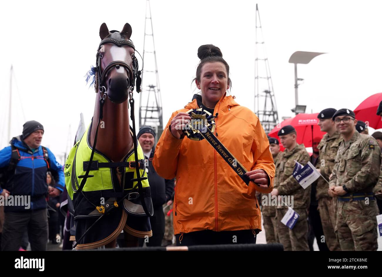 Emma Webb arrive au London International Horse Show à Excel London. MS Webb marche plus de 157 miles en 18 jours de Chepstow dans le Monmouthshire, au pays de Galles, à l'Excel Centre à Londres pour collecter des fonds pour des œuvres caritatives. Elle faisait le défi de la marche, a appelé Leg On à Londres en mémoire de sa fille Brodie et pour recueillir des fonds pour des organismes de bienfaisance de prévention du suicide. Date de la photo : mercredi 13 décembre 2023. Banque D'Images