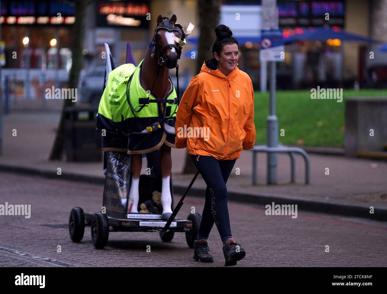 Emma Webb arrive au London International Horse Show à Excel London. MS Webb marche plus de 157 miles en 18 jours de Chepstow dans le Monmouthshire, au pays de Galles, à l'Excel Centre à Londres pour collecter des fonds pour des œuvres caritatives. Elle faisait le défi de la marche, a appelé Leg On à Londres en mémoire de sa fille Brodie et pour recueillir des fonds pour des organismes de bienfaisance de prévention du suicide. Date de la photo : mercredi 13 décembre 2023. Banque D'Images