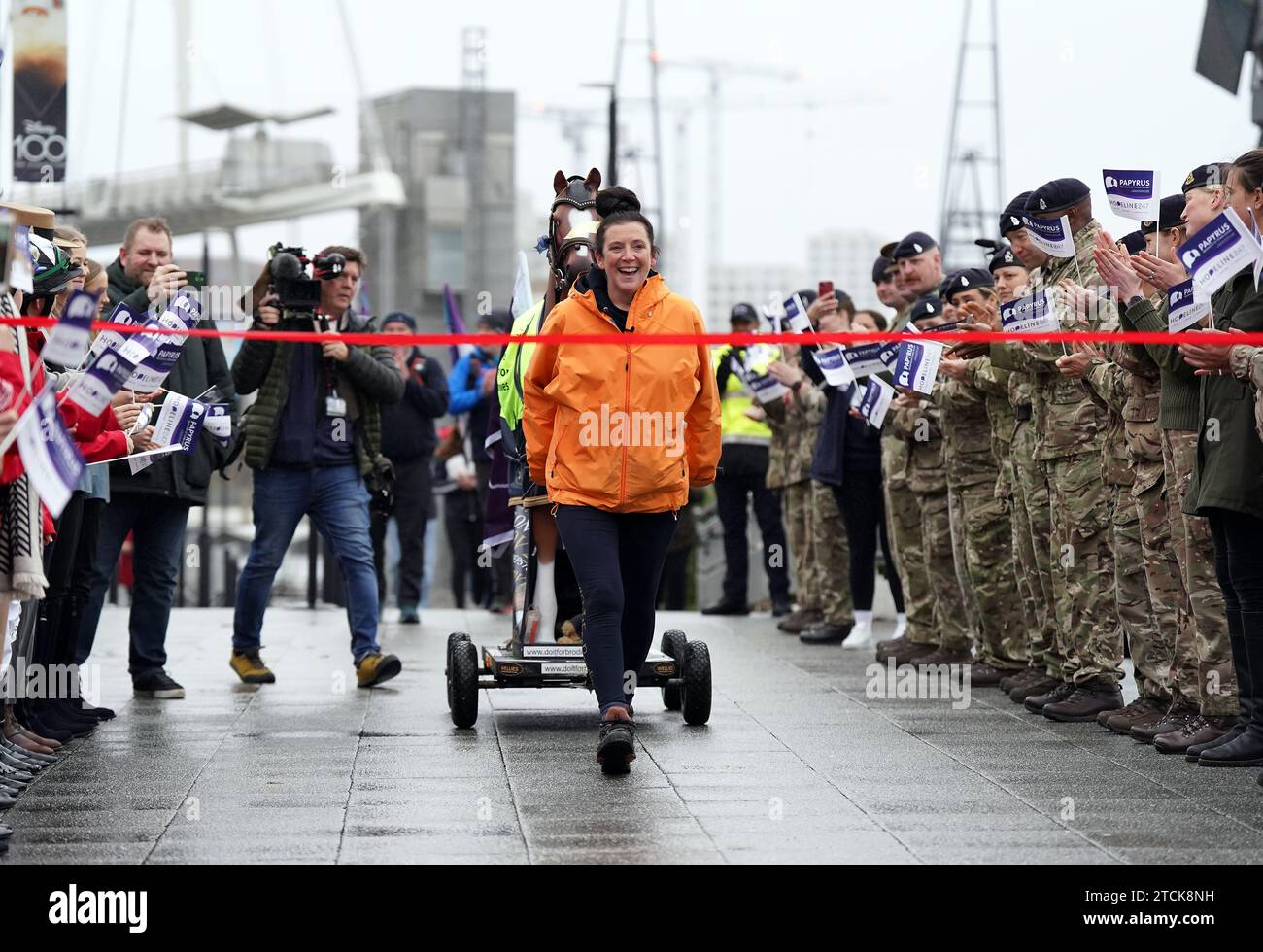 Emma Webb arrive au London International Horse Show à Excel London. MS Webb marche plus de 157 miles en 18 jours de Chepstow dans le Monmouthshire, au pays de Galles, à l'Excel Centre à Londres pour collecter des fonds pour des œuvres caritatives. Elle faisait le défi de la marche, a appelé Leg On à Londres en mémoire de sa fille Brodie et pour recueillir des fonds pour des organismes de bienfaisance de prévention du suicide. Date de la photo : mercredi 13 décembre 2023. Banque D'Images