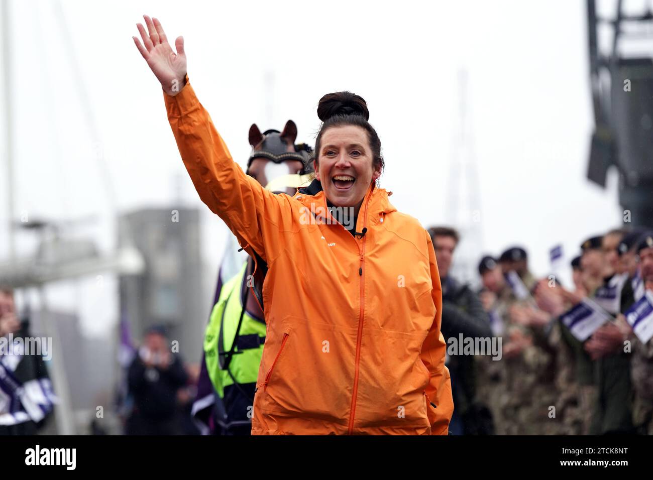Emma Webb arrive au London International Horse Show à Excel London. MS Webb marche plus de 157 miles en 18 jours de Chepstow dans le Monmouthshire, au pays de Galles, à l'Excel Centre à Londres pour collecter des fonds pour des œuvres caritatives. Elle faisait le défi de la marche, a appelé Leg On à Londres en mémoire de sa fille Brodie et pour recueillir des fonds pour des organismes de bienfaisance de prévention du suicide. Date de la photo : mercredi 13 décembre 2023. Banque D'Images