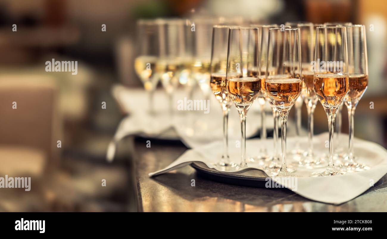 Des verres de champagne ou de prosecco préparés pour les clients au comptoir du bar de l'hôtel en guise de boisson de bienvenue. Banque D'Images