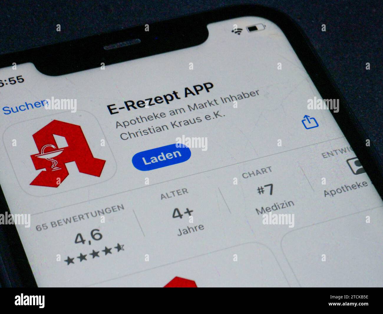 App Store - Apple App Store auf einem iPhone. Applications für das E-Rezept - E-Rezept APP. Apotheke am Markt Inhaber Christian Kraus // 13.12.2023 *** App Store Apple App Store sur un iPhone applications pour E prescription E APPLICATION prescription E Apotheke am Markt propriétaire Christian Kraus 13 12 2023 Banque D'Images