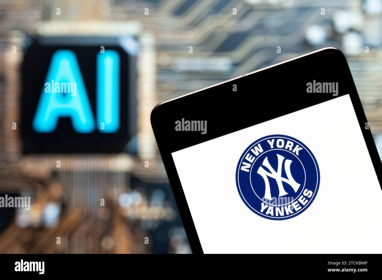Dans cette illustration photo, le logo des New York Yankees (NYY) de la ligue professionnelle américaine de baseball majeur (MLB) est affiché sur un smartphone avec une puce d'intelligence artificielle (IA) et un symbole en arrière-plan. (Photo de Budrul Chukrut / SOPA Images/Sipa USA) *** strictement à des fins éditoriales *** Banque D'Images