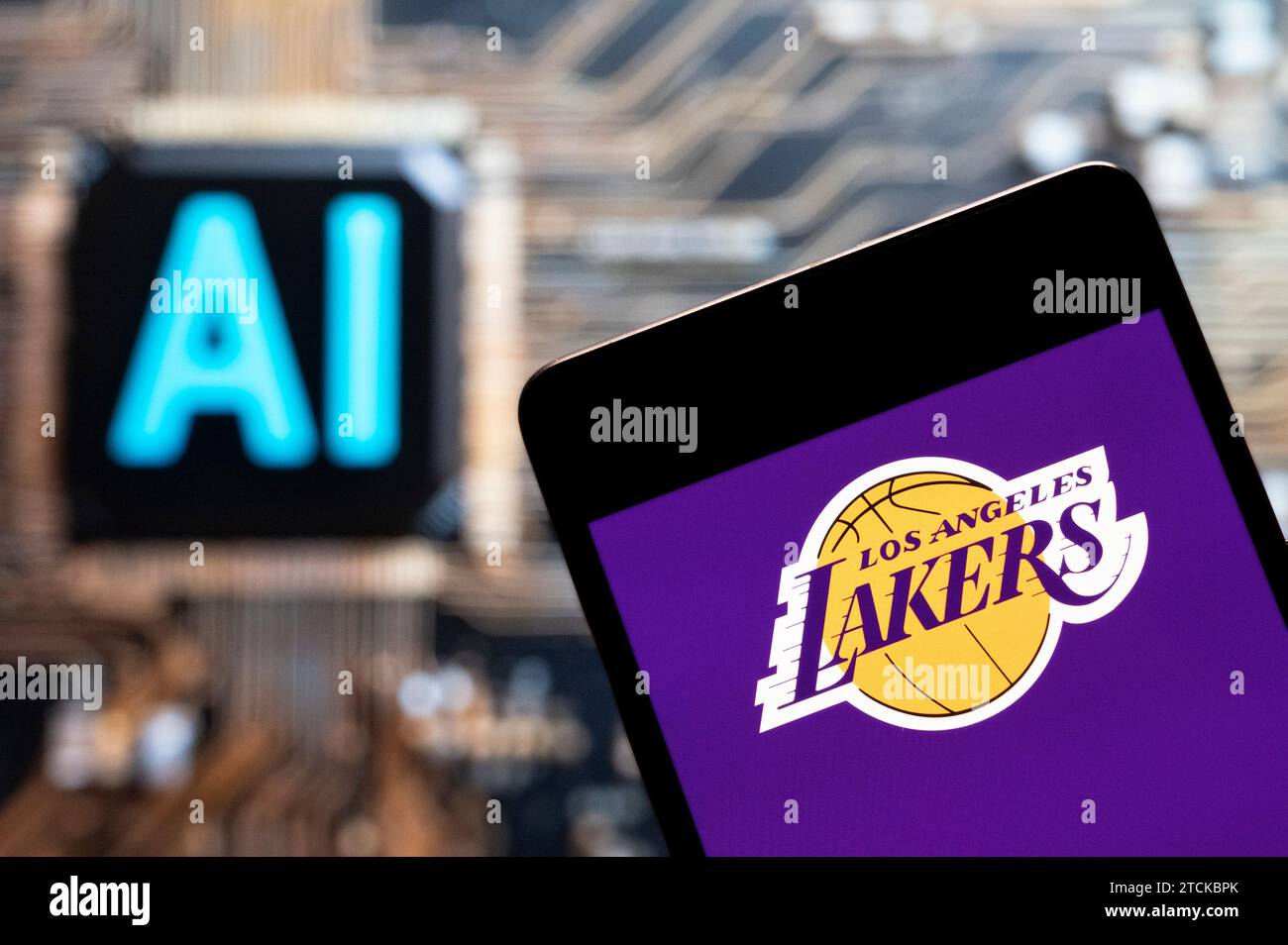 Chine. 03 novembre 2023. Dans cette illustration photo, l'équipe américaine de basket-ball professionnel NBA logo de l'équipe Los Angeles Lakers vu affiché sur un smartphone avec une puce d'intelligence artificielle (IA) et le symbole en arrière-plan. (Photo de Budrul Chukrut/SOPA Images/Sipa USA) *** strictement à des fins éditoriales *** crédit : SIPA USA/Alamy Live News Banque D'Images