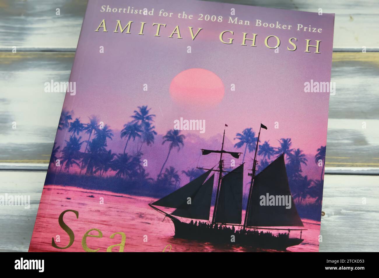 Viersen, Allemagne - mai 9. 2023 : gros plan du livre de l'auteur indien Amitav Ghosh couverture de la saga Sea of Poppies Banque D'Images