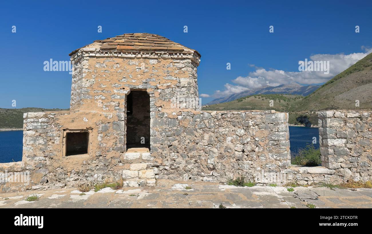 129 Tour d'arpentage, terrasse supérieure du château Ali Pasha, île de Porto Palermo baie reliée au continent par une bande de terre. Himare-Albanie. Banque D'Images