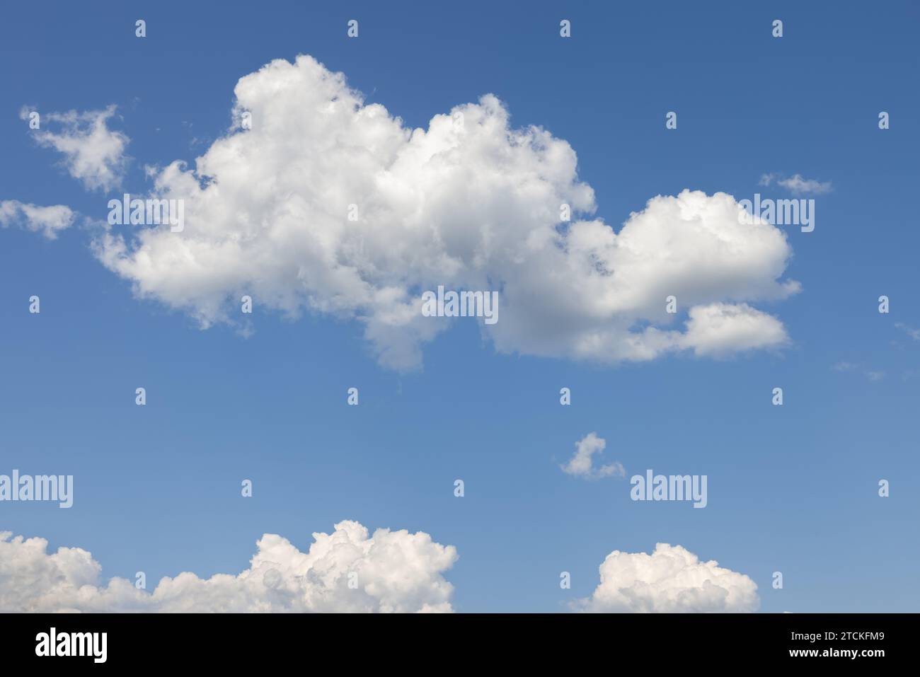 Un ciel bleu captivant avec de grands cumulus, brillamment illuminés d'en haut et de gauche Banque D'Images