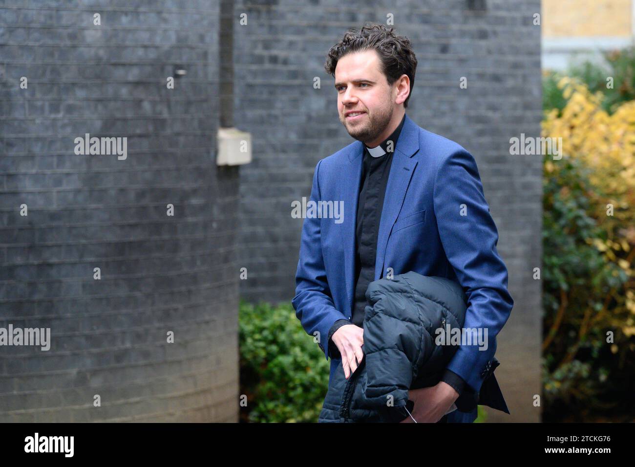 Jamie Mulvaney - Ministre associé à Holy Trinity, Clapham - à Downing Street pour une réunion des chefs religieux, le 12 décembre 2023 Banque D'Images