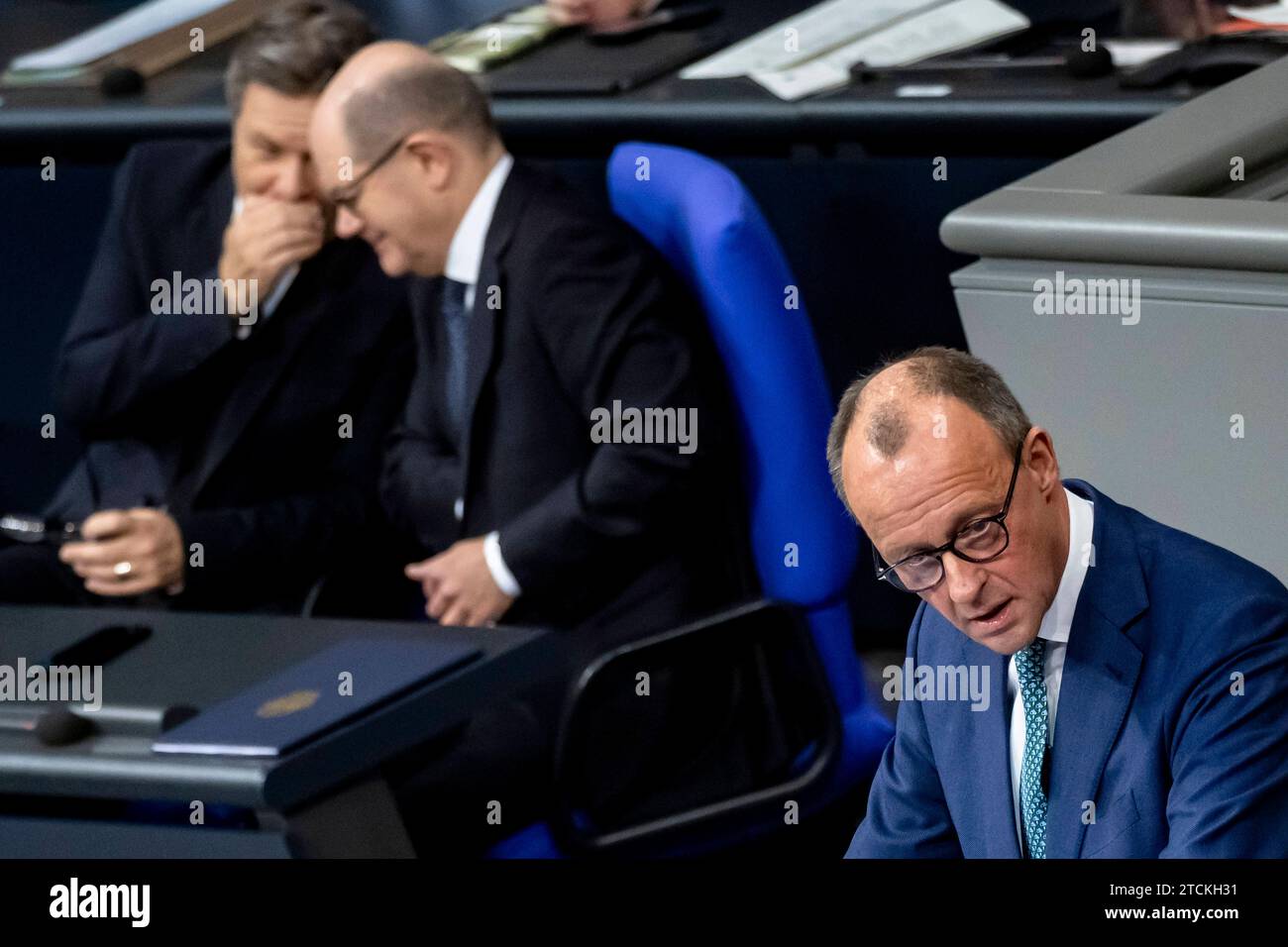 CDU Vorsitzenden Friedrich Merz hält eine Rede im Bundestag in Berlin am 13. Dezember 2023. Plenarsitzung im Bundestag *** le président de la CDU Friedrich Merz prononce un discours au Bundestag à Berlin le 13 décembre 2023 session plénière au Bundestag Banque D'Images