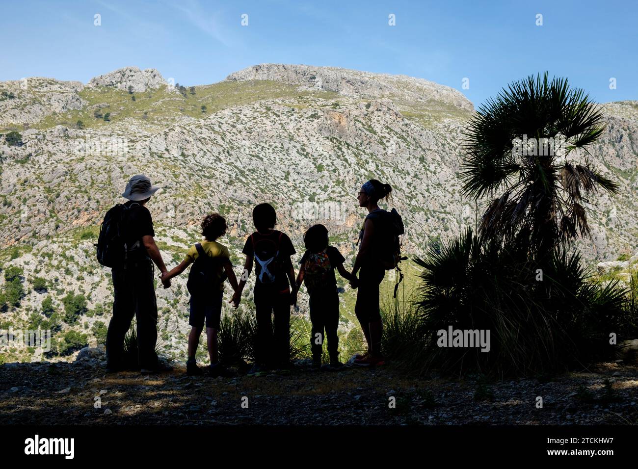 Familia frente Sa Mola de S¨Esclop, itinerario de ses avions, Finca Pública Galatzó, Calvia, Majorque, Iles Baléares, Espagne, Europe Banque D'Images