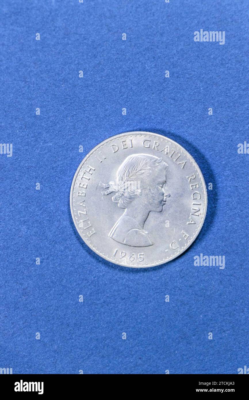 pièce de 1965 queen elizabeth isolée sur fond bleu de studio Banque D'Images