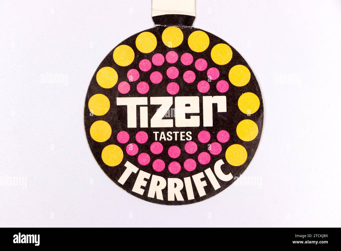 Vintage Tizer Fizzy pop drink Giveaway badge en carton 1960s 1970s isolé sur fond de studio blanc Banque D'Images