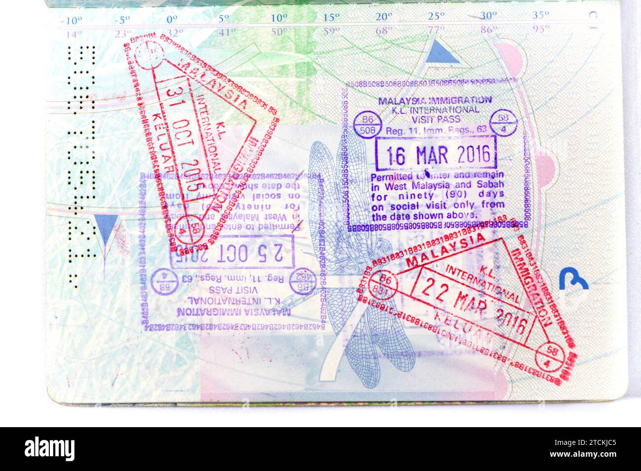 À l'intérieur de l'ancien passeport de l'UE avec des timbres de pays d'immigration de malaisie KL isolés sur fond de studio blanc Banque D'Images