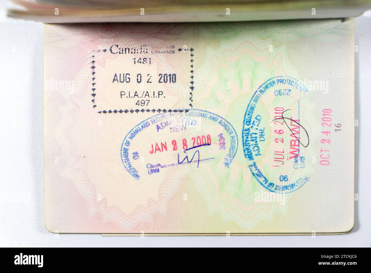 À l'intérieur de l'ancien passeport de l'UE avec des timbres de pays d'immigration canada usa isolés sur fond de studio blanc Banque D'Images