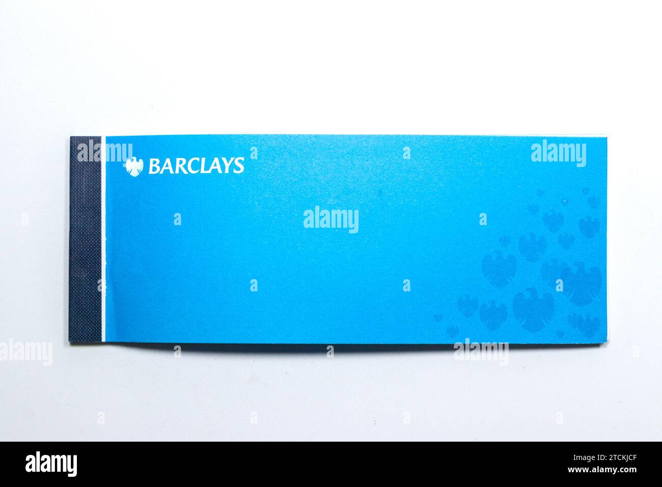 barclays chèque bancaire chéquier isolé sur fond blanc de studio Banque D'Images