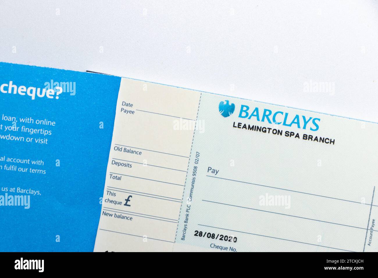 barclays chèque bancaire chéquier isolé sur fond blanc de studio Banque D'Images