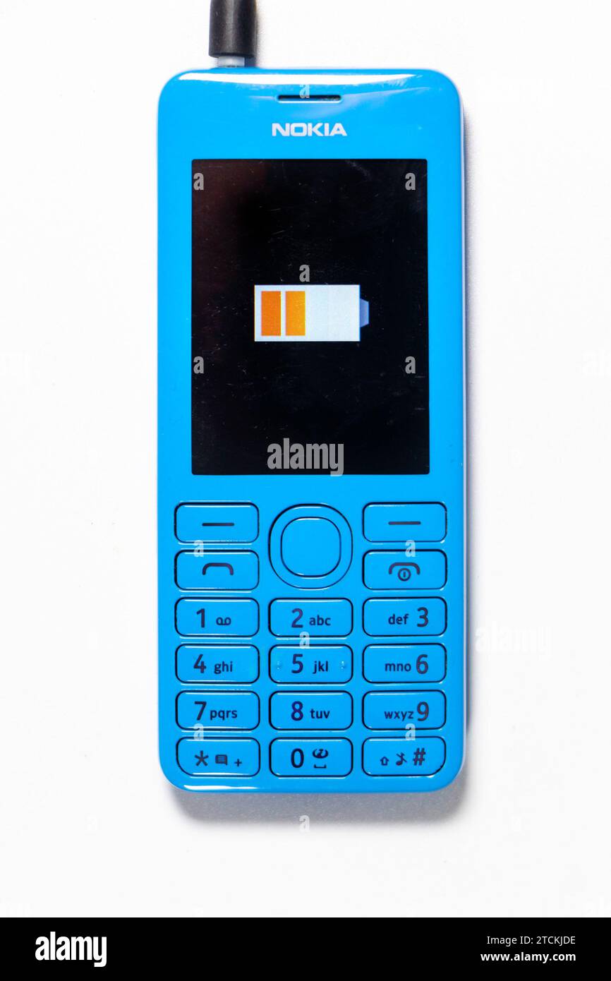 Vintage bleu Nokia 206 téléphone mobile cellulaire isolé sur fond de studio blanc isolé sur fond de studio blanc symbole de batterie faible Banque D'Images