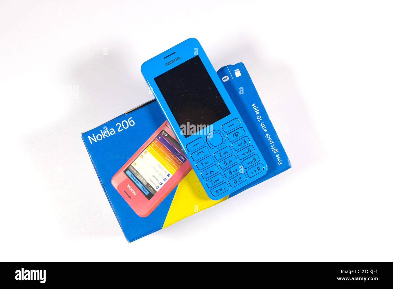 Vintage bleu Nokia 206 téléphone portable cellulaire isolé sur fond de studio blanc avec boîte Banque D'Images