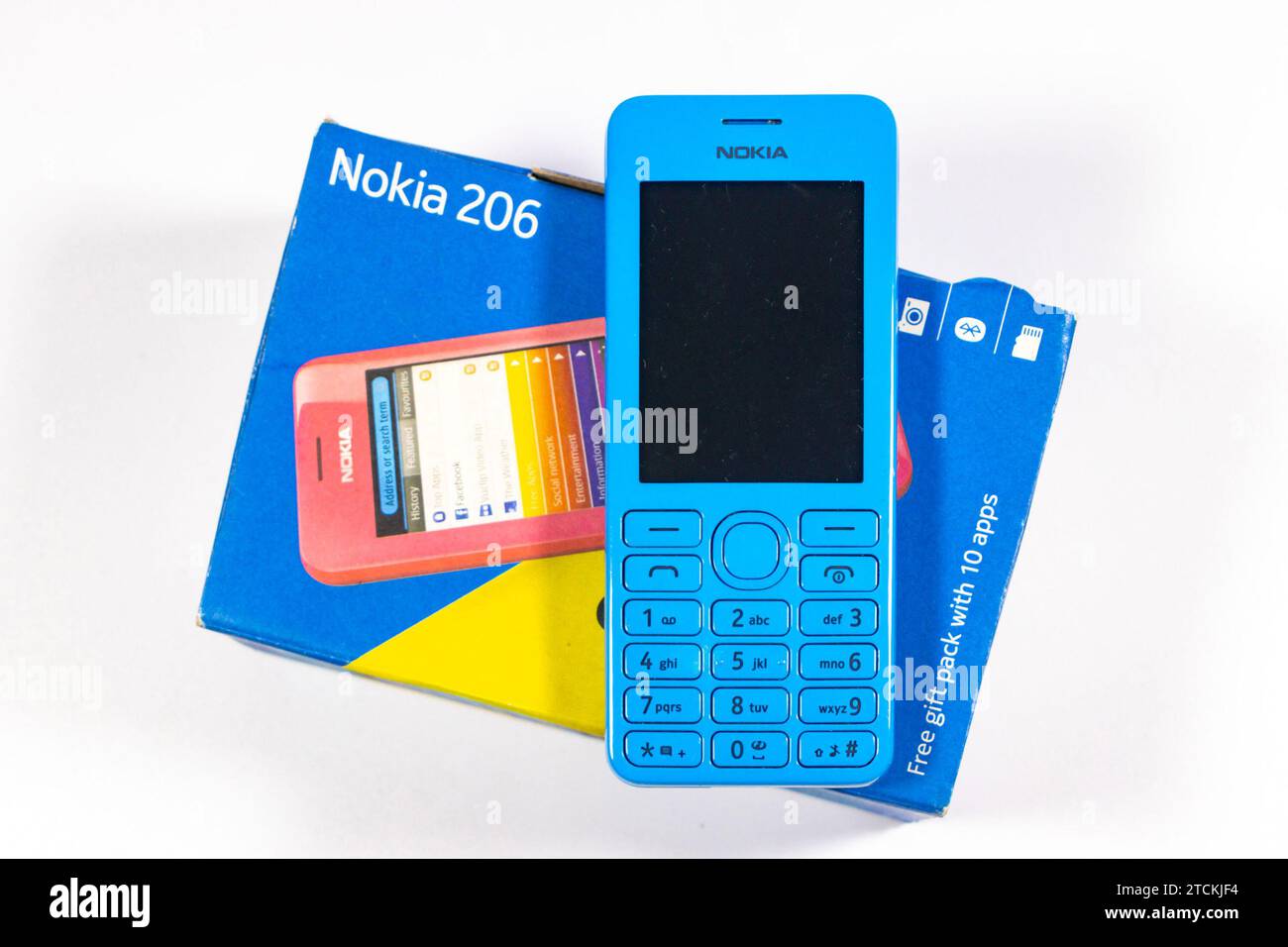 Vintage bleu Nokia 206 téléphone portable cellulaire isolé sur fond de studio blanc avec boîte Banque D'Images