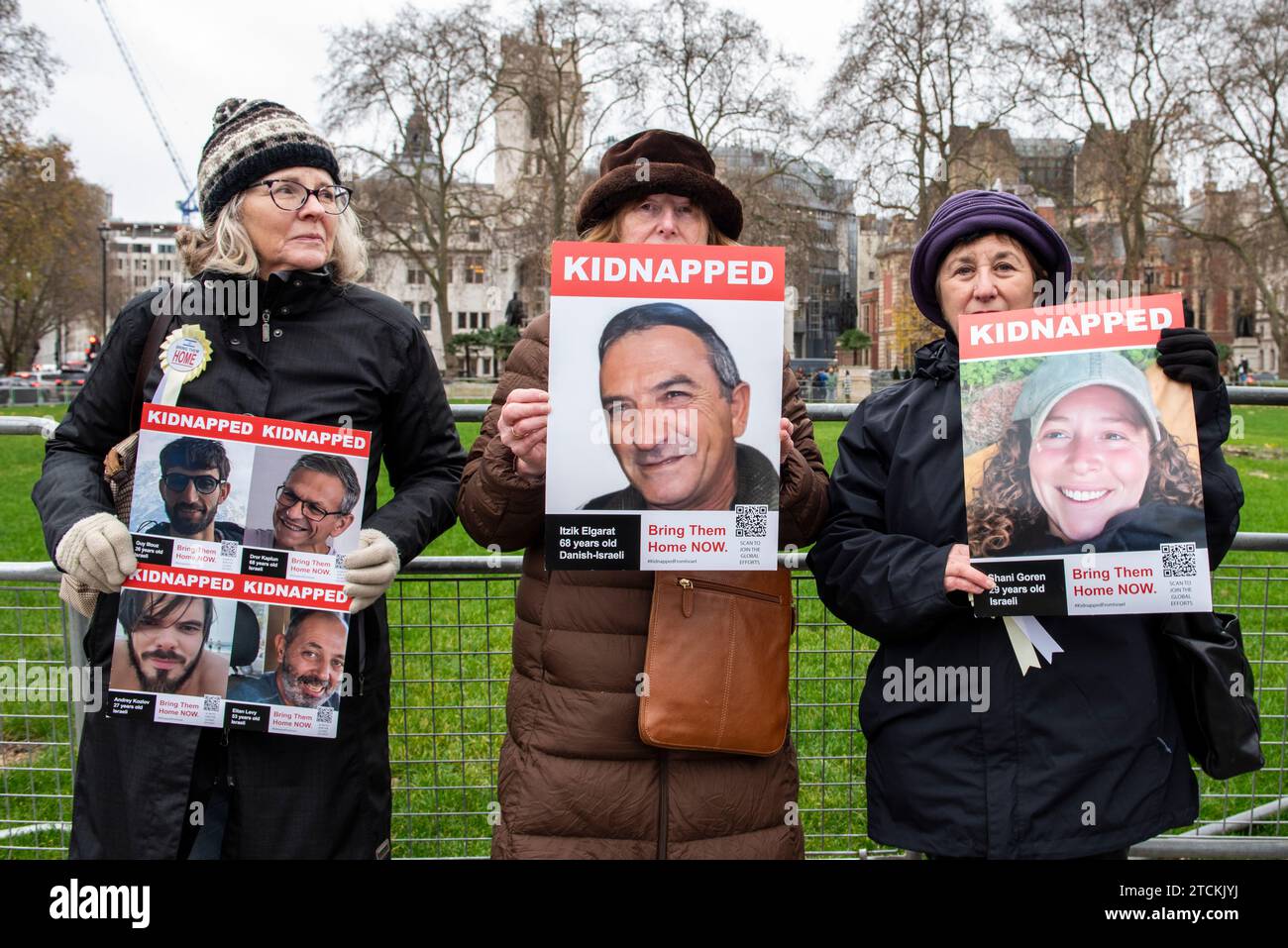 Westminster Londres, Royaume-Uni. 13 décembre 2023. Veillée silencieuse « Bring Them Home » face à la Chambre du Parlement. 20 volontaires se tiennent en silence pour soutenir les familles des otages pris en otage par le terroriste du Hamas en Israël le 7 octobre. La veillée bihebdomadaire est organisée par le Conseil juif des députés. Crédit : Rena Pearl/Alamy Live News Banque D'Images