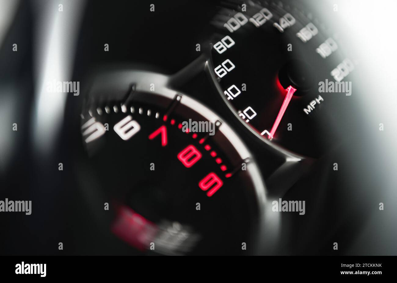 Vue rapprochée de l'indicateur de vitesse et du compteur de régime des véhicules de sport modernes. Banque D'Images