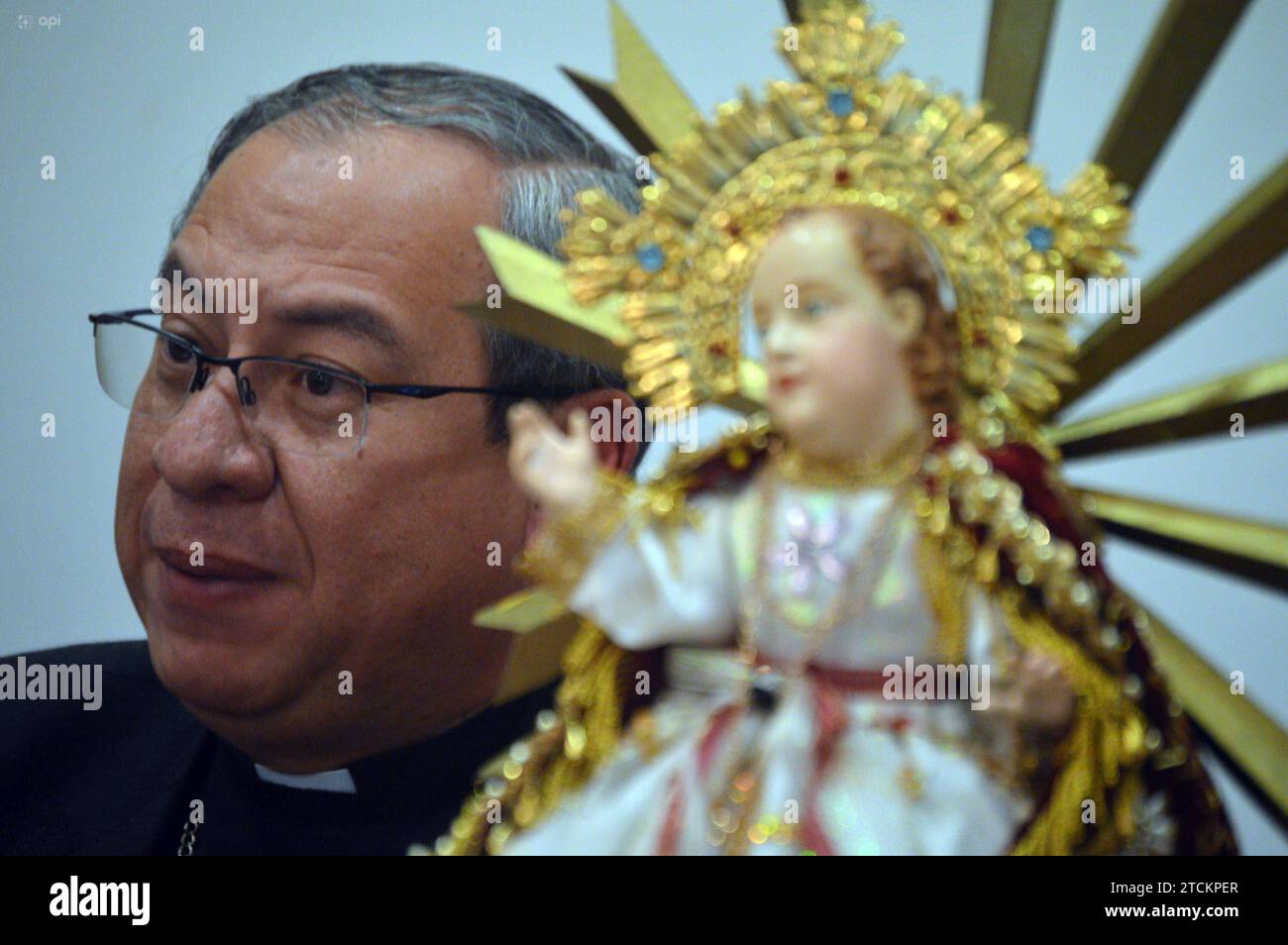 CUENCA-RUEDA DE PRENSA-PASE DEL NINO VIAJERO Cuenca,Ecuador 13 de diciembre del 2023 en la Curia Arquidiocesana de Cuenca Monsenor Marcos PÃ rez Caicedo en rueda de prensa la manna de hoy dio detalles de lo que sera la tradicional pasada del nino viajero del 24 de diembre por la calle Bolivar donne miles de devotos desfilaran disfrazados en Honor al nino viajero. foto Boris Romoleroux/API. ACE-CUENCA-RUEDADEPRENSA-PASEDELNIÃOVIAJERO-407c5e38053fe3968ddcf2f4b1fab5ce *** CONFÉRENCE DE PRESSE DE CUENCA DÉCÈS DE L'ENFANT VOYAGEUR Cuenca, Équateur 13 décembre 2023 dans la Curie archidiocésaine de Cuenca, Banque D'Images