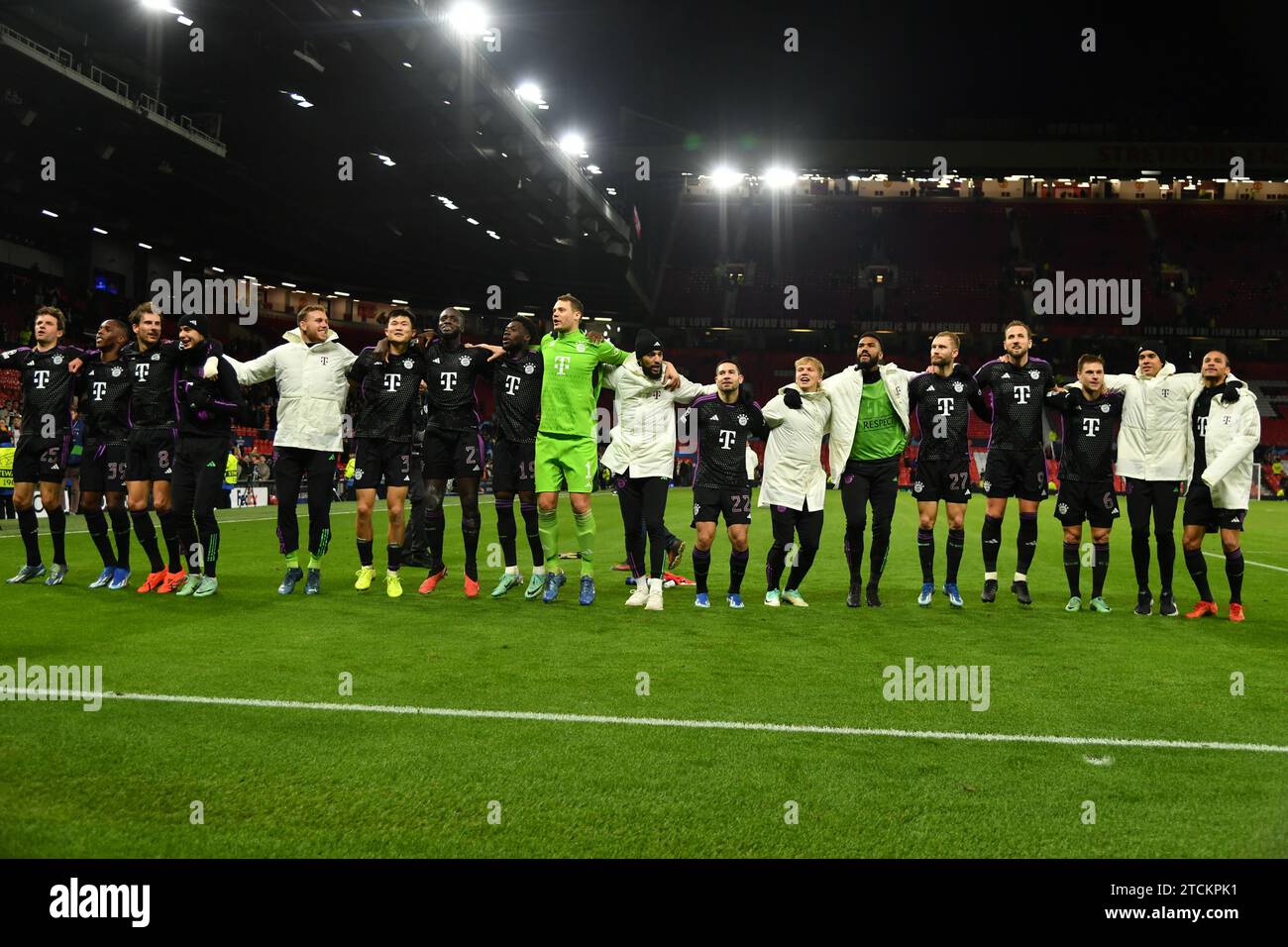 MANCHESTER, Angleterre 12. Décembre 2023 ; 1 Manuel NEUER, 2 Dayot UPAMECANO, 3 Minjae KIM, 6 Joshua KIMMICH, 8 Leon GORETZKA, 9 Harry KANE, 10 Leroy SANÉ, Sane, 11 Kingsley COMAN, 13 Eric Maxim CHOUPO-MOTING, 19 Alphonso DAVIES, 25 Thomas MUELLER, Müller, 27 Konrad LAIMER, 39 Mathys TEL, 40 Noussair MAZRAOUI, 41 Frans KRÄTZIG, Kraetzig, 42 Jamal MUSIALA, les joueurs du Bayern saluent leurs supporters après avoir remporté 1-0 en action lors de la Ligue des champions UEFA 2023 entre Manchester United et le Bayern Munich, Old Trafford, le 12 décembre 2023 - photo pour la presse ; photo d'Anthony STANLEY/ATP ima Banque D'Images