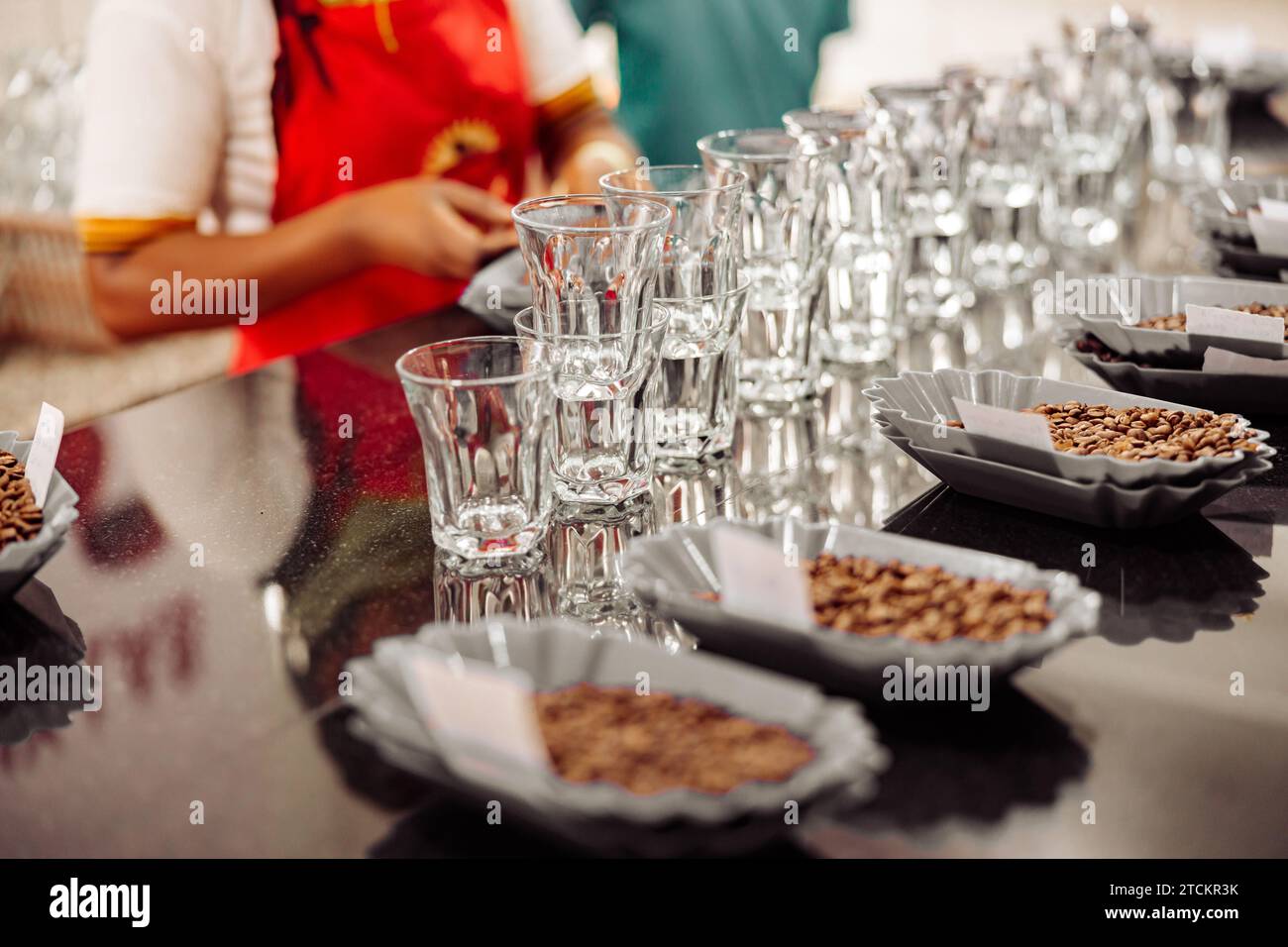 Bols de grains de café et verres vides pour la dégustation Banque D'Images