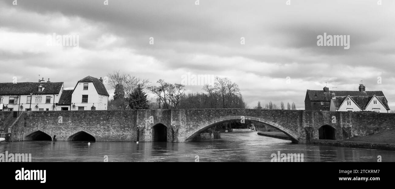 Paysage noir et blanc d'Abingdon Bridge , traverser la Tamise avec des nuages de tempête, Abingdon-on-Thames, Oxfordshire, Angleterre, Royaume-Uni, GO. Banque D'Images