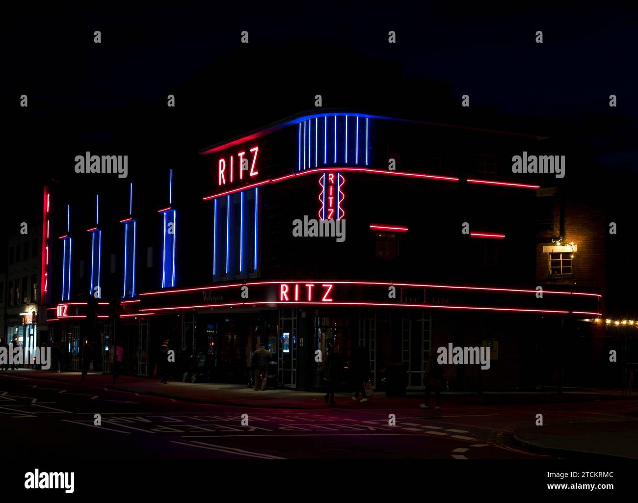 Old Ritz Cinema and Theatre illuminé la nuit, High Street, Lincoln City, Lincolnshire, Angleterre, ROYAUME-UNI Banque D'Images