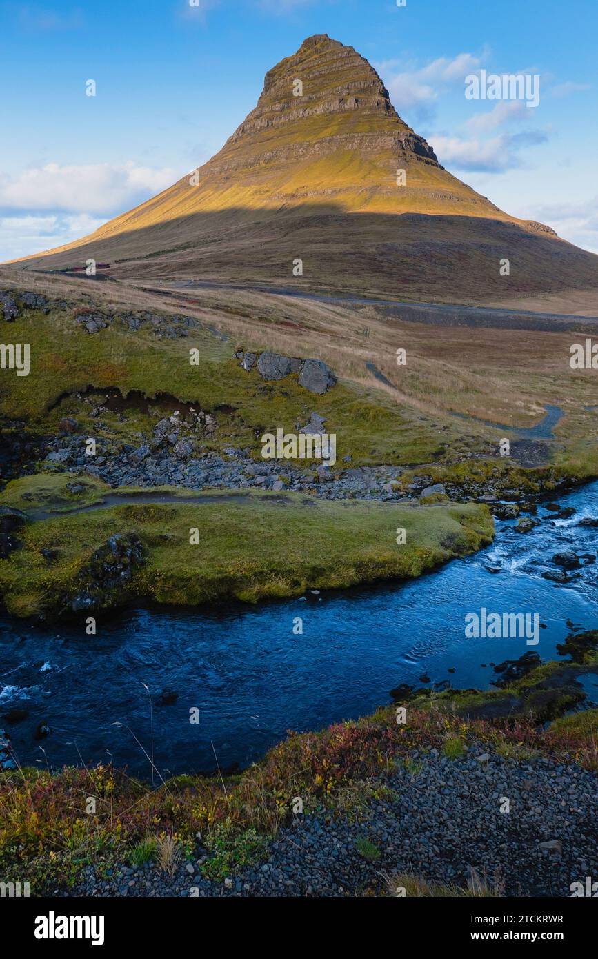 Islande, Parc national de la péninsule de Snæfellsnes, chute d'eau Kirkjufellsfoss, chute d'eau de la montagne Church et Kirkjufell, montagne Church. Banque D'Images