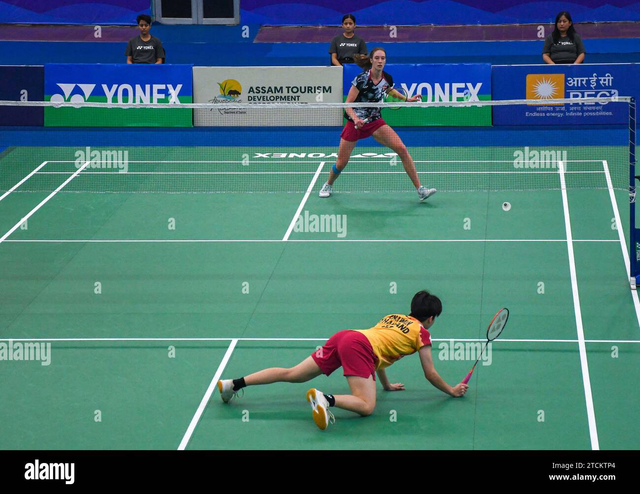 Lalinrat Chaiwan de Thaïlande (jaune) affronte Line Christophersen du Danemark lors de la finale du tournoi de badminton en simple Super 100 de Yonex-Sunrise Guwahati Masters 2023 au complexe sportif intérieur de Sarju Sarai. Lalinrat Chaiwan a gagné 21-14, 17-21, 21-16. (Photo de Biplov Bhuyan / SOPA Images/Sipa USA) Banque D'Images