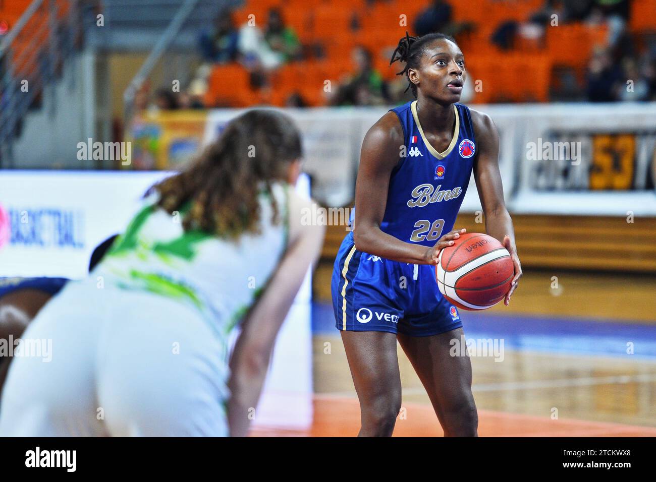 Brno, République tchèque. 13 décembre 2023. Mamignan Toure (Montpellier) en action lors de la FIBA Eurocup Women, Play-Off Round 1, match KP Tany Brno vs Lattes Montpellier (BLMA), à Brno, République Tchèque, le 13 décembre 2023. Crédit : Patrik Uhlir/CTK photo/Alamy Live News Banque D'Images