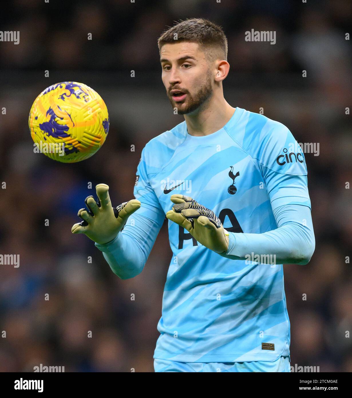 Londres, Royaume-Uni. 10 décembre 2023 - Tottenham Hotspur - Newcastle United - Premier League - Tottenham Hotspur Stadium. Guglielmo Vicario de Tottenham lors du match de Premier League contre Newcastle. Crédit photo : Mark pain / Alamy Live News Banque D'Images