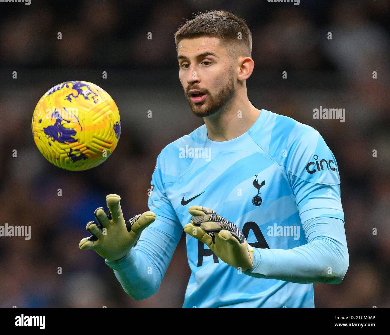 Londres, Royaume-Uni. 10 décembre 2023 - Tottenham Hotspur - Newcastle United - Premier League - Tottenham Hotspur Stadium. Guglielmo Vicario de Tottenham lors du match de Premier League contre Newcastle. Crédit photo : Mark pain / Alamy Live News Banque D'Images