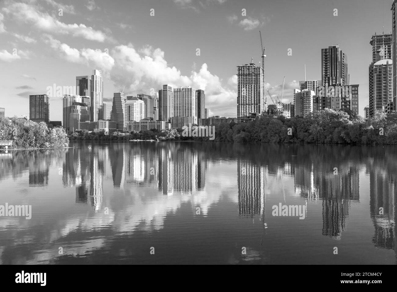 Skyline d'Austin dans la lumière tôt le matin avec la ville miroir dans le fleuve colorado, Texas, USA Banque D'Images