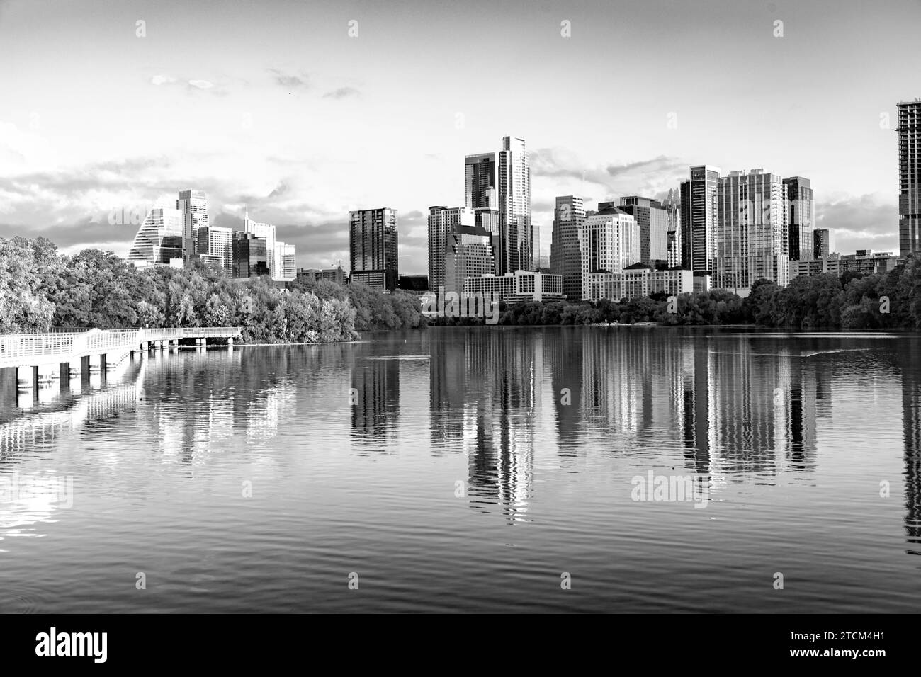 Skyline d'Austin dans la lumière tôt le matin avec la ville miroir dans le fleuve colorado, Texas, USA Banque D'Images