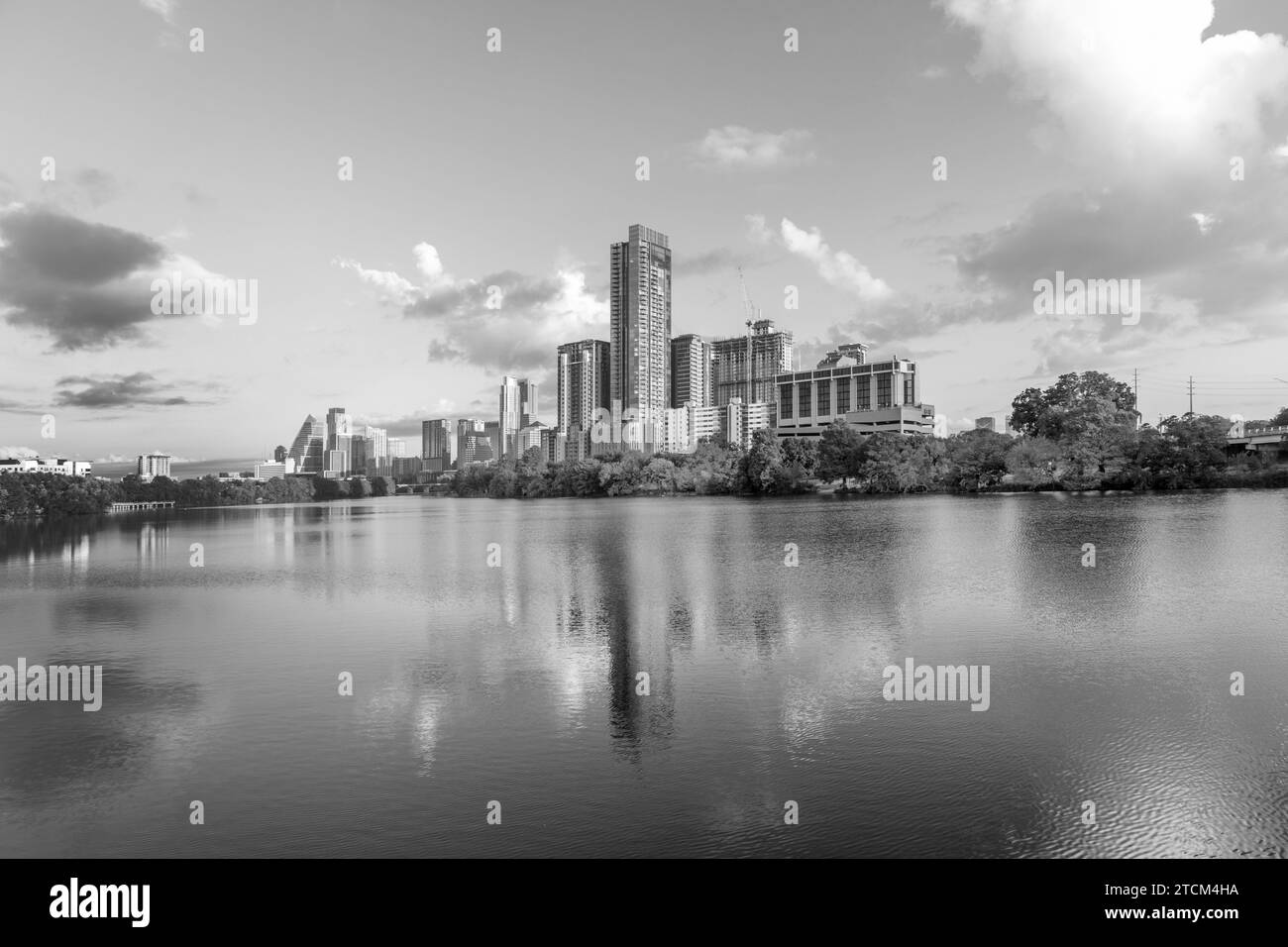 Skyline d'Austin dans la lumière tôt le matin avec la ville miroir dans le fleuve colorado, Texas, USA Banque D'Images