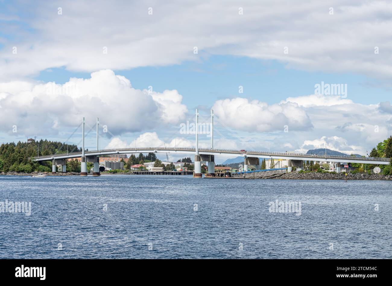 Le pont John O'Connell Bridge à haubans au-dessus du canal de Sitka, Sitka, Alaska Banque D'Images