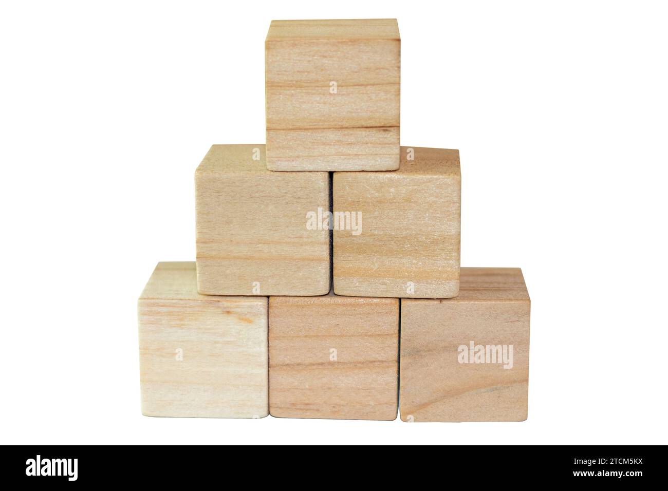 Blocs de construction en bois vierges empilés, isolés sur fond blanc. concept d'entreprise ou d'éducation Banque D'Images