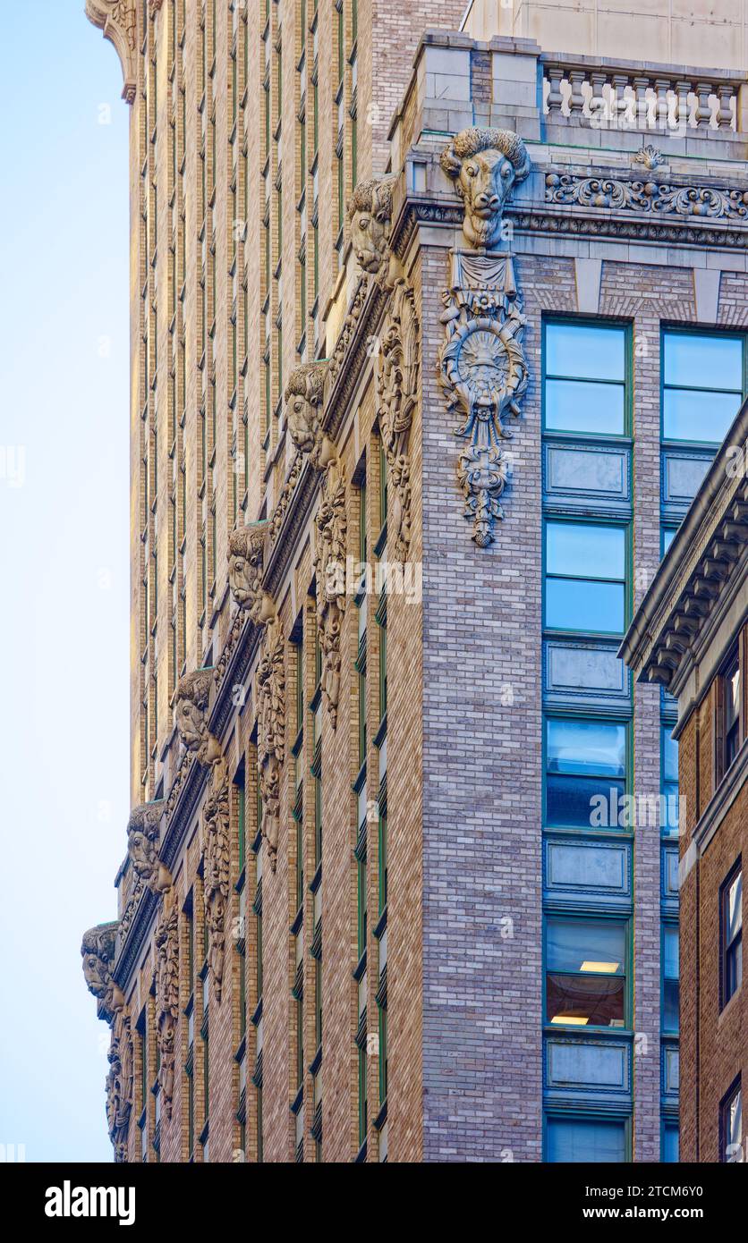 Helmsley Building (ancien New York Central Building) détail : haut de l'aile ouest à East 46th Street. Banque D'Images